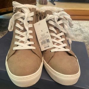 Universal Thread brand new High Top Sneaker size 9